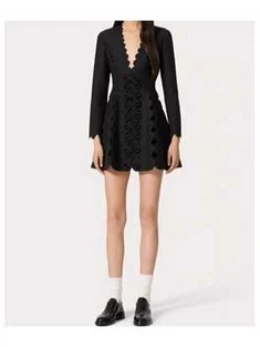 Schwarzes, überbackenes V - Nackenkleid