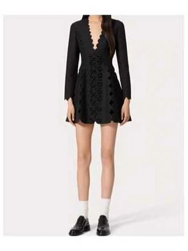 Schwarzes, überbackenes V - Nackenkleid