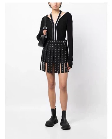 Cooler schwarzer Minirock mit Metallknöpfen