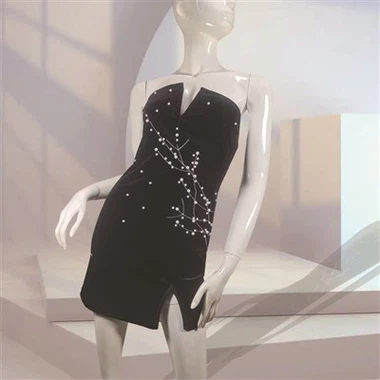 Glamouröser schwarzer trägerloser Minikleid