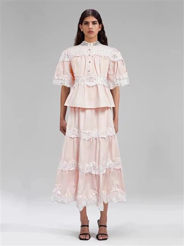 Romantische rosa Spitze - gekleidetes Kleid